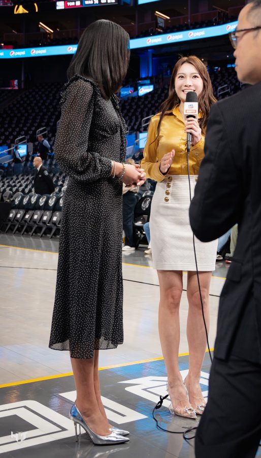 ESPN记者孟超细滑的脚背上青筋突出(1/2)