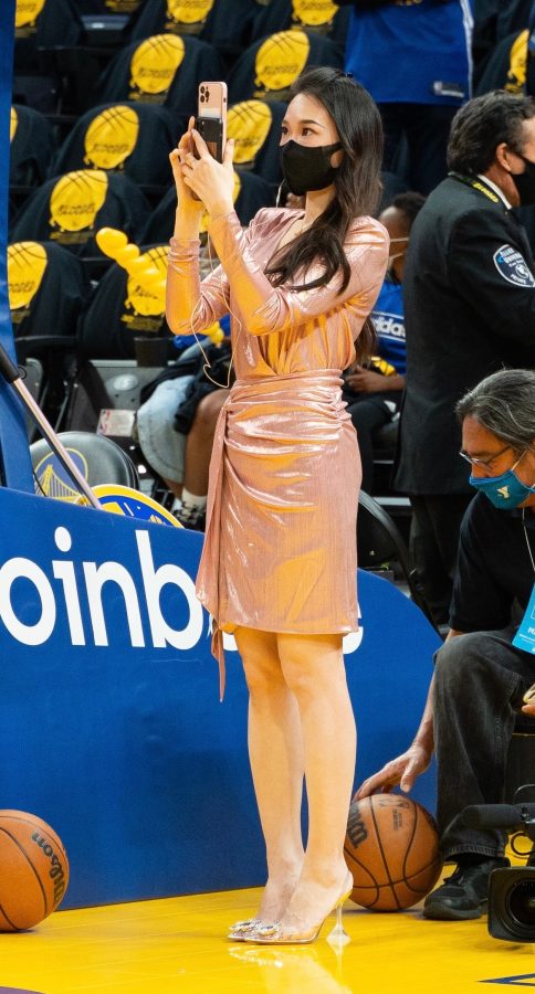 Tencent-ESPN reporter Meng Chao put on transparent sexy high heels to take pictures on the court with her beautiful legs(2/5)