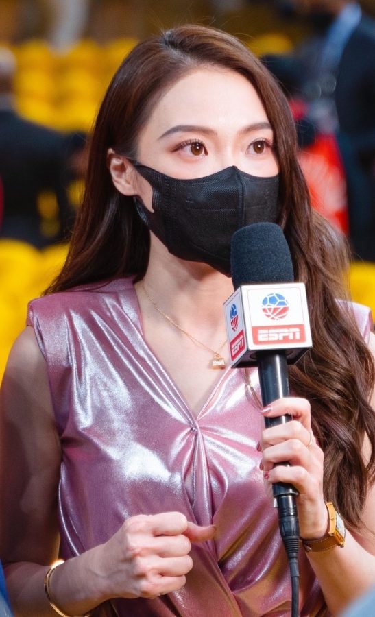腾讯-ESPN记者孟超美腿穿上透明的性感高跟在球场拍照(5/5)