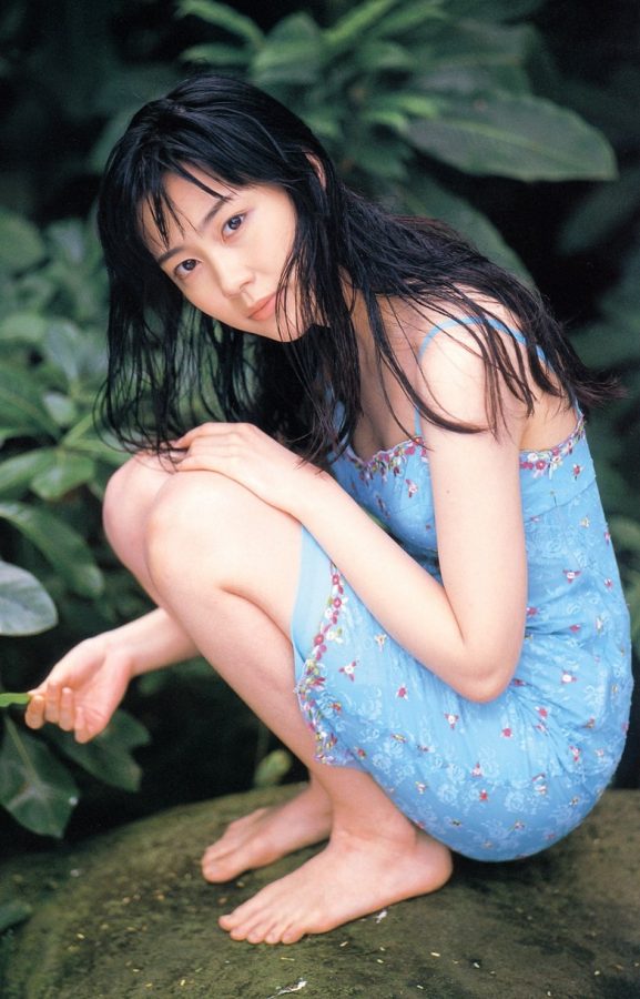 木村佳乃穿吊带裙展露玉足(1/1)