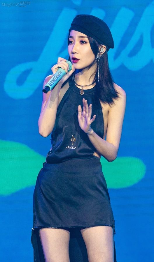 Naiwan stood on the stage showing off her graceful figure and charming legs(2/3)