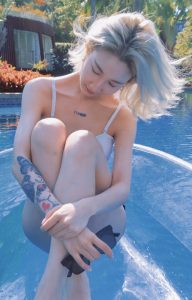 乃万坐在泳池里展示她那白花花的大腿