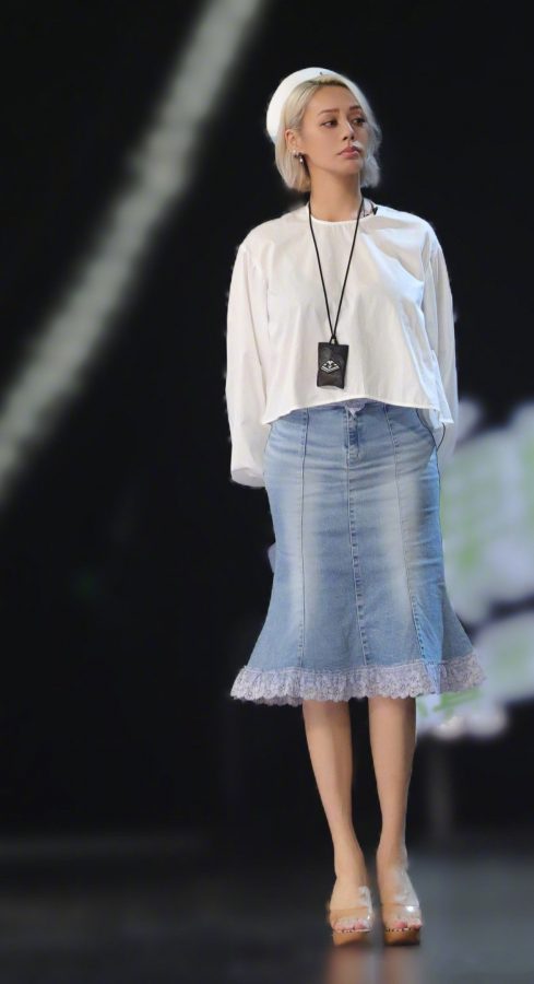 成熟女演员宁静脚踩高跟凉拖(1/2)