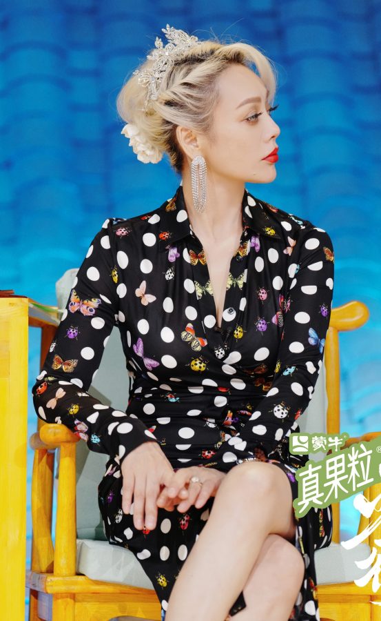 宁静姐录制节目时漂亮的夹腿坐姿(2/4)