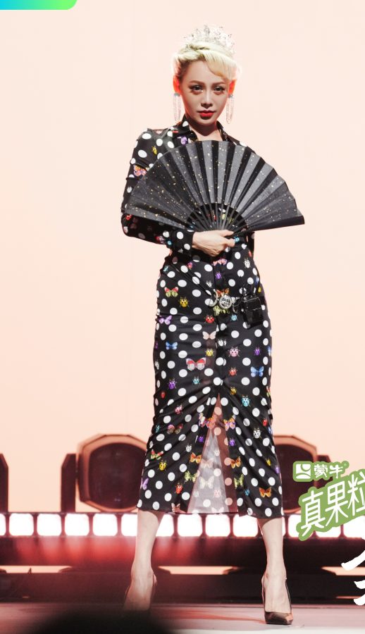 宁静姐录制节目时漂亮的夹腿坐姿(4/4)
