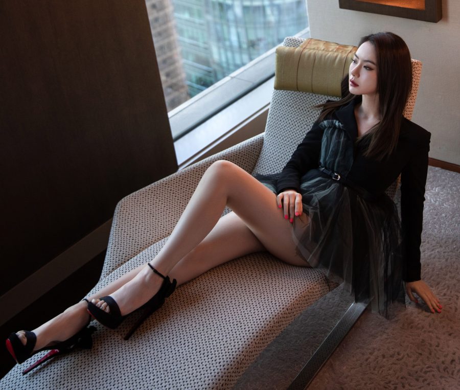 戚薇脚穿红底防水台恨天高展露绝妙美腿(1/5)