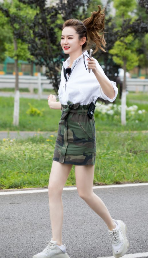 美女戚薇在小区健身器材旁边脱掉运动鞋露出白棉袜(5/6)