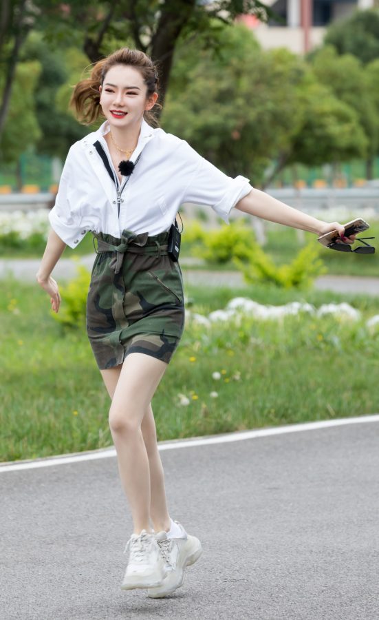 美女戚薇在小区健身器材旁边脱掉运动鞋露出白棉袜(6/6)