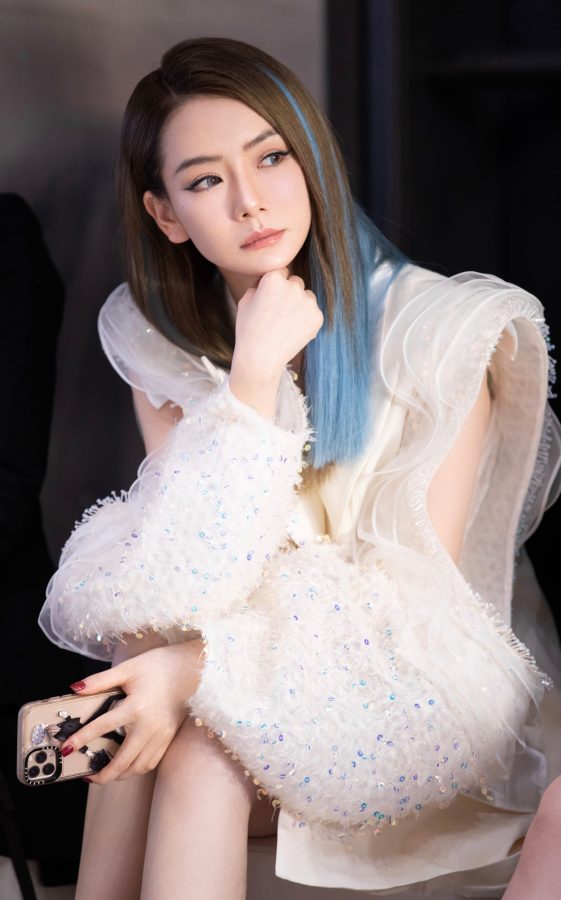 蓝色妖姬戚薇翘着美腿看时装秀(4/7)