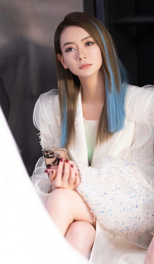 蓝色妖姬戚薇翘着美腿看时装秀(5/7)