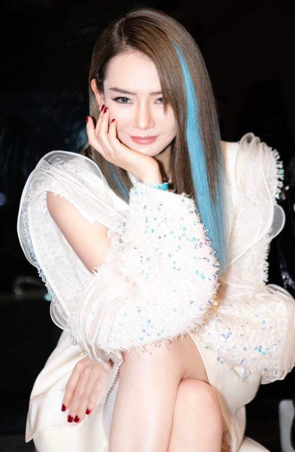 蓝色妖姬戚薇翘着美腿看时装秀(6/7)