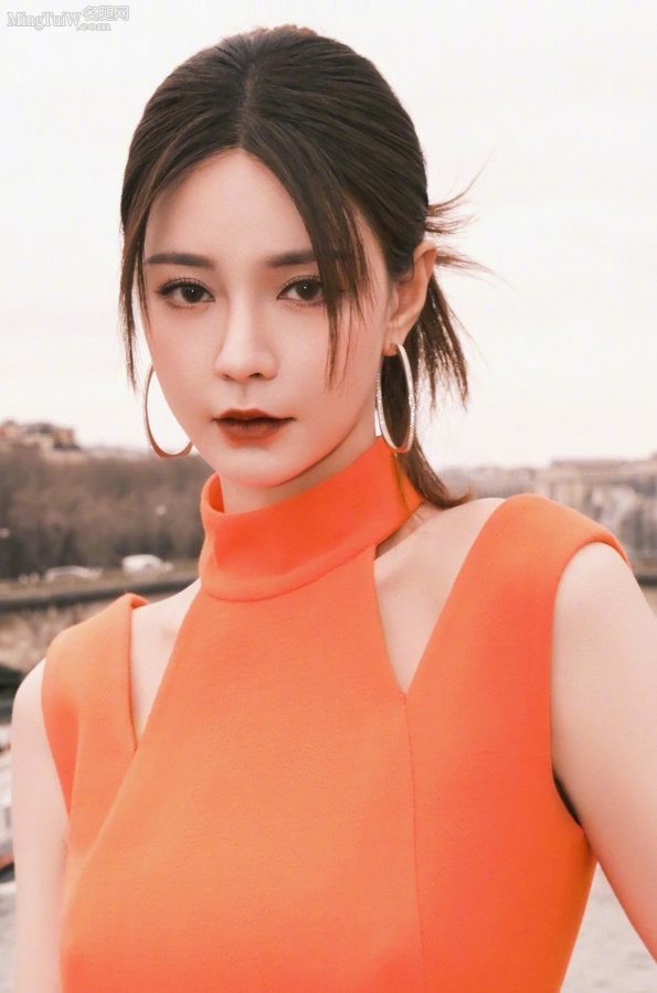 Shen Mengchen showed off her slender legs in an orange miniskirt by the Seine River(5/9)