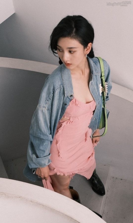 年轻的美女明星宋祖儿穿粉色低胸裙小秀事业线(1/5)