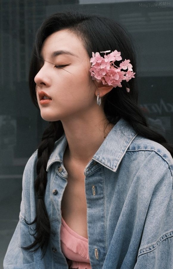年轻的美女明星宋祖儿穿粉色低胸裙小秀事业线(4/5)