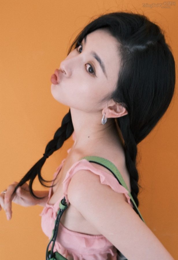 Young beauty star Song Zuer shows off her career in a pink low-cut skirt(5/5)