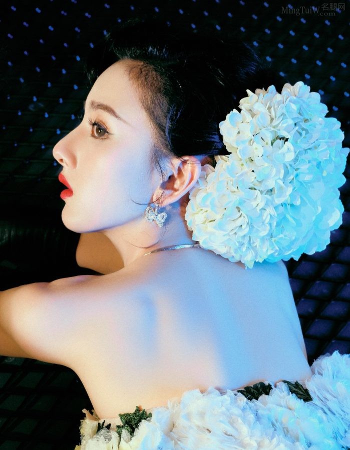 宋祖儿低胸花裙配细跟皮靴这是要放弃清纯路线(7/10)