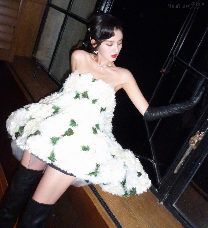 宋祖儿低胸花裙配细跟皮靴这是要放弃清纯路线(8/10)