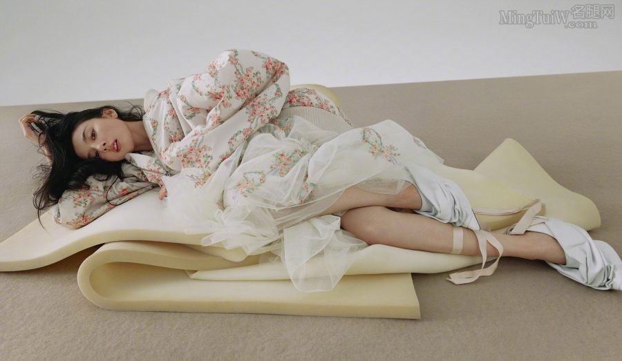 宋祖儿登上时装杂志封面展示少女美腿(3/6)