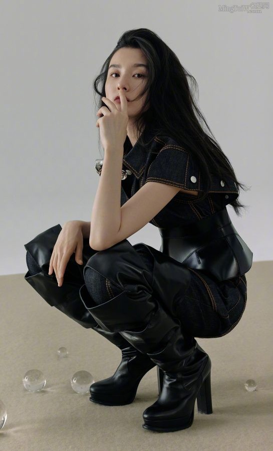 宋祖儿登上时装杂志封面展示少女美腿（第4张/共6张）