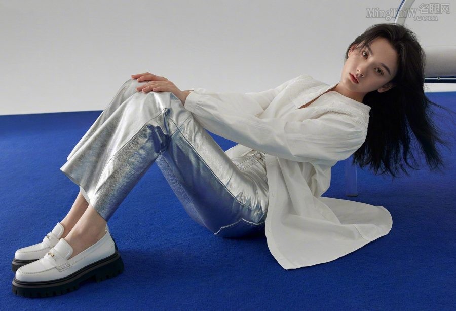 Song Zuer appears on the cover of a fashion magazine showing off her beautiful legs(5/6)