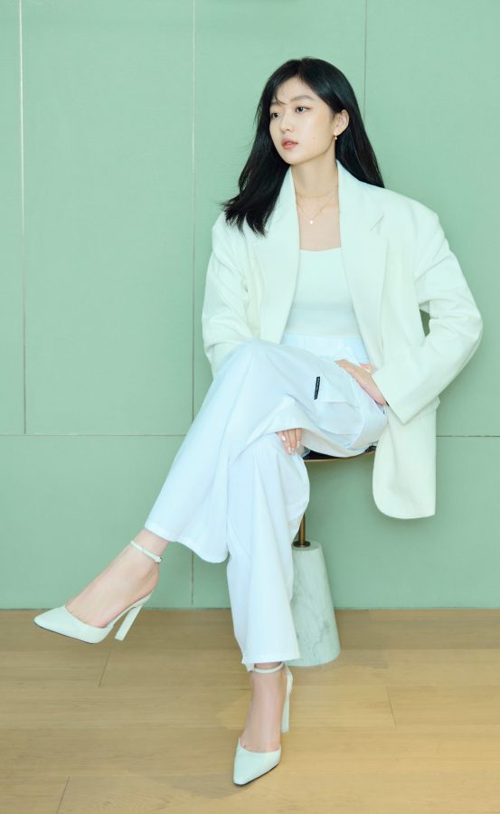 清纯玉女孙千美妙的足背和纤滑的玉手(1/5)