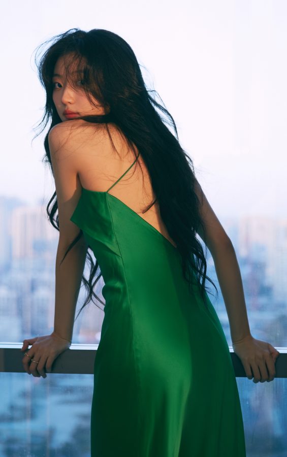 Harbin actress Sun Qian made a pure appearance wearing a green suspender skirt and strappy sandals(4/4)