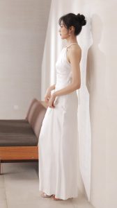 孙千穿上一条优雅白裙展露美背玉足