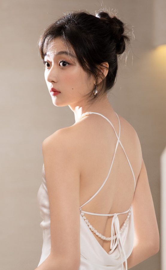 孙千穿上一条优雅白裙展露美背玉足(3/3)