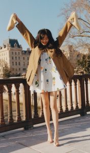 女演员孙千穿上高跟鞋为杂志拍摄大片写真