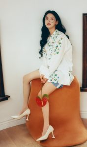 女演员孙千穿上高跟鞋为杂志拍摄大片写真