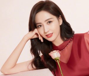 Koradior珂莱蒂尔代言人佟丽娅美腿高跟优雅浪漫