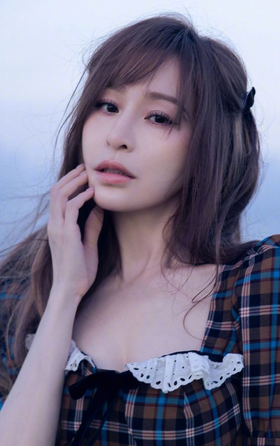 王心凌睫毛弯弯站在楼顶上大修白玉细腿(6/10)