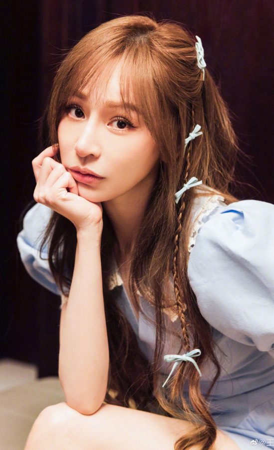 女歌星王心凌穿小蓝裙秀美腿甜度满满(5/14)