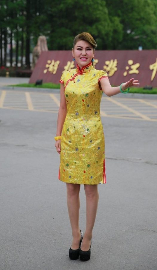 乌兰图雅穿旗袍丝袜踩高跟鞋(1/3)