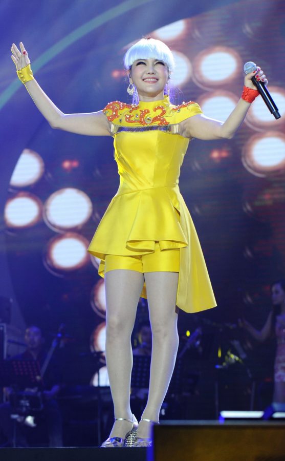 内蒙古女歌手乌兰图雅在演唱会上的丝袜腿（第1张/共5张）