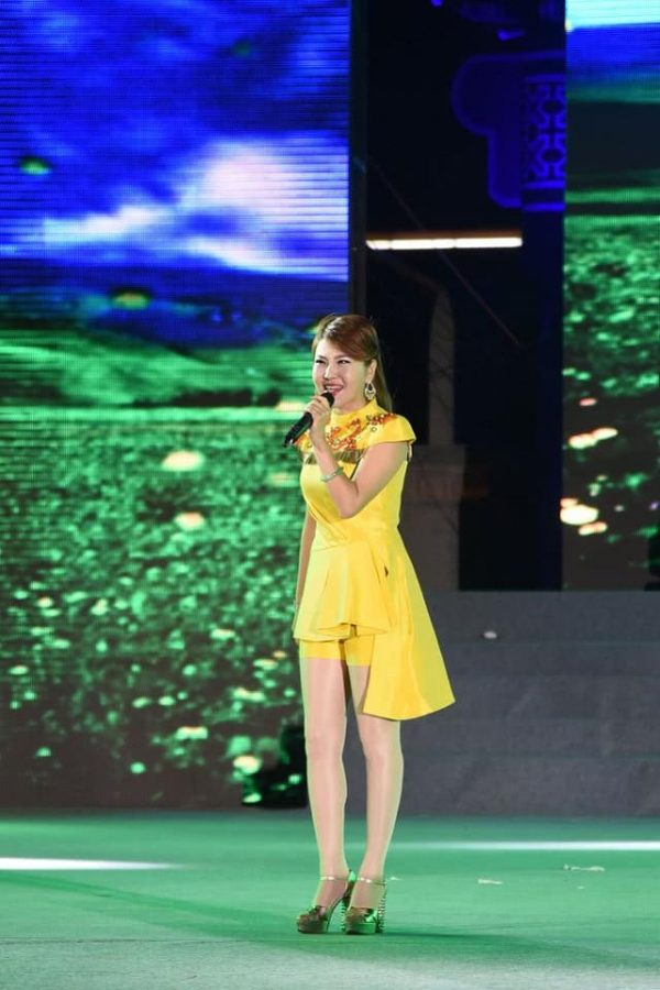 内蒙古女歌手乌兰图雅在演唱会上的丝袜腿（第4张/共5张）
