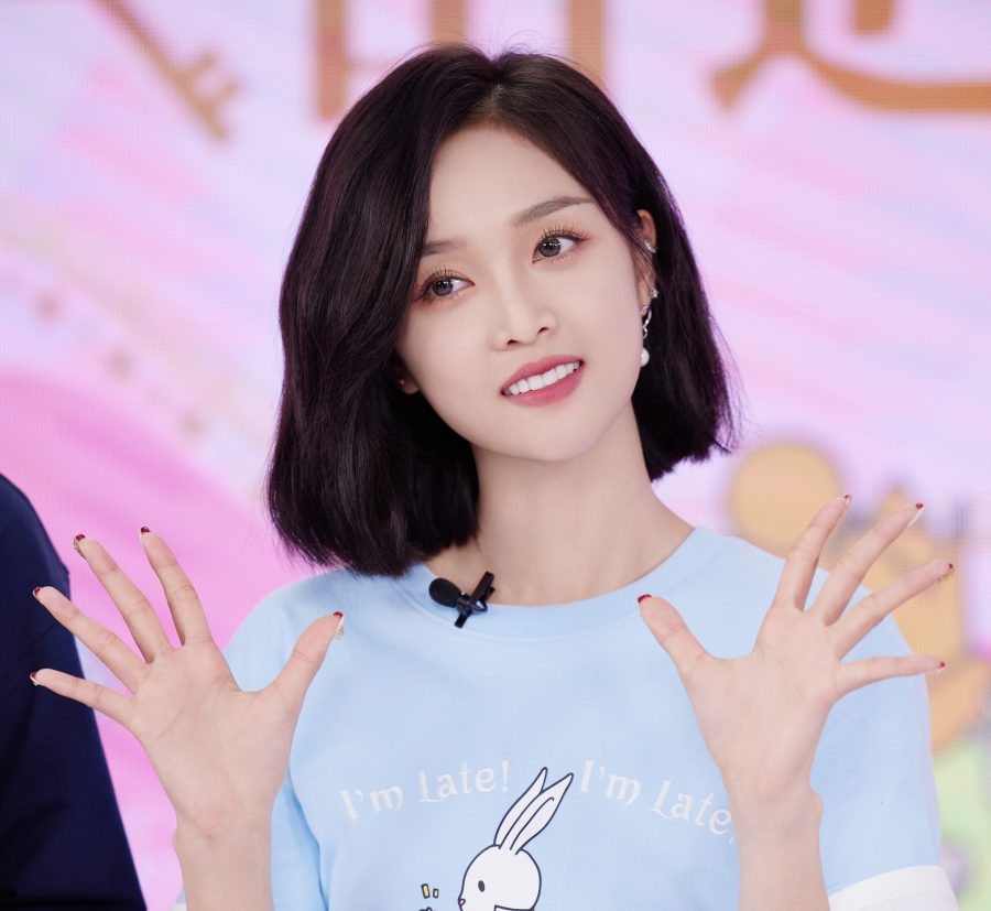 可爱美少女吴宣仪纤细玉腿现身斯凯奇品牌直播间(2/3)
