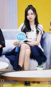 吴宣仪录制综艺节目时坐在沙发里翘腿展示白滑大腿肌肤（第5张/共11张）