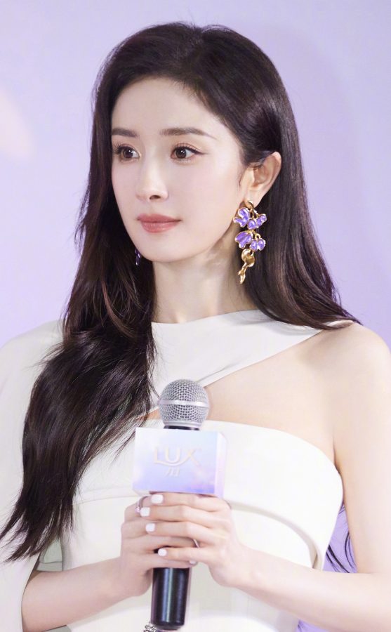大幂幂杨幂身着白色开衩裙展示白皙美腿(11/13)