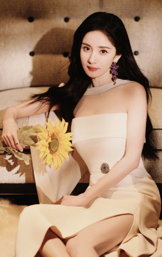 大幂幂杨幂身着白色开衩裙展示白皙美腿(5/13)