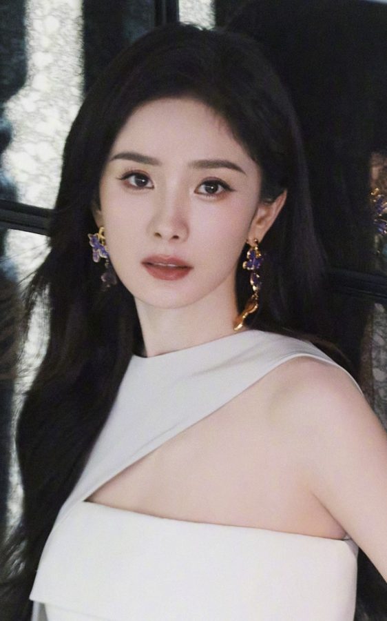 大幂幂杨幂身着白色开衩裙展示白皙美腿(7/13)