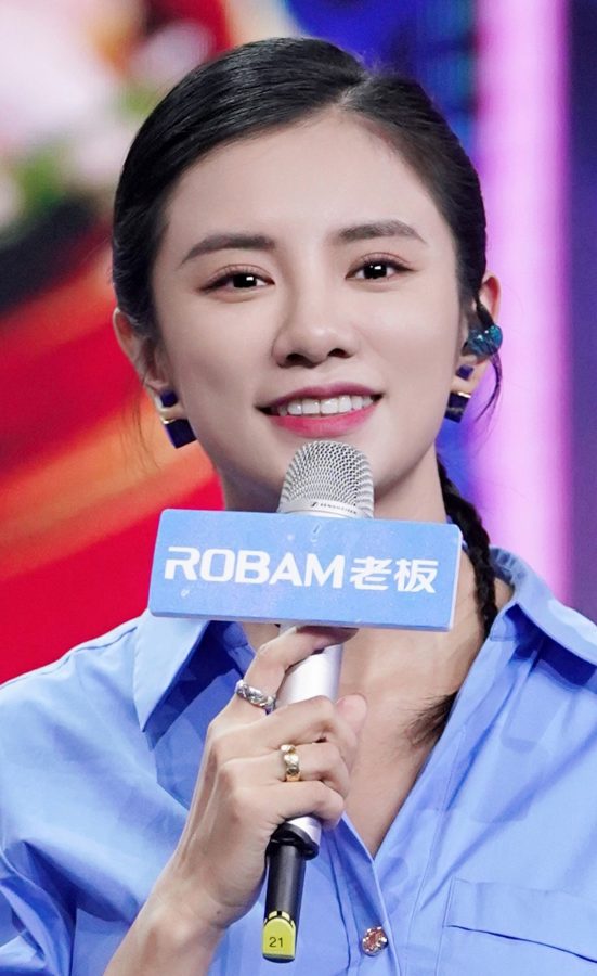 《听说很好吃》主持人伊一蓝裙美腿(2/2)