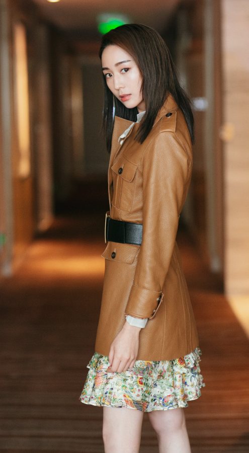 Junning Zhang shows off her very slender calves(2/3)