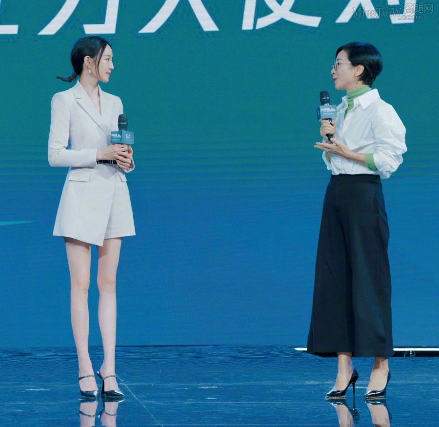 女明星张钧甯身穿白色西装短裙露出傲人长腿(11/11)