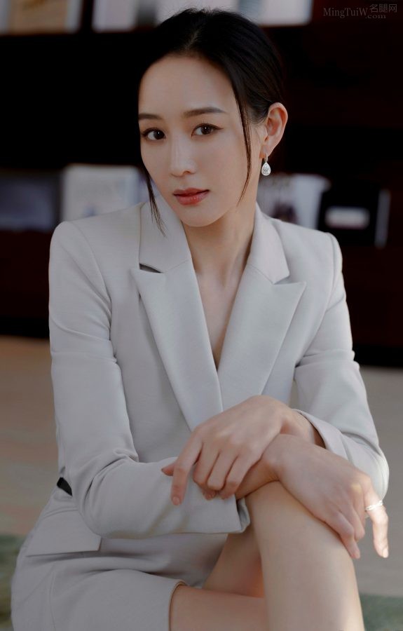 女明星张钧甯身穿白色西装短裙露出傲人长腿(5/11)