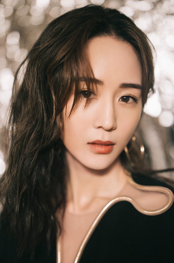 张钧甯身穿一条优雅黑裙踩高跟凉鞋美如仙(2/5)