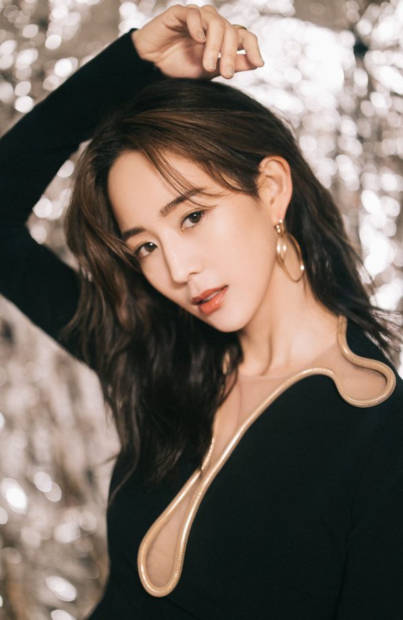 张钧甯身穿一条优雅黑裙踩高跟凉鞋美如仙(4/5)