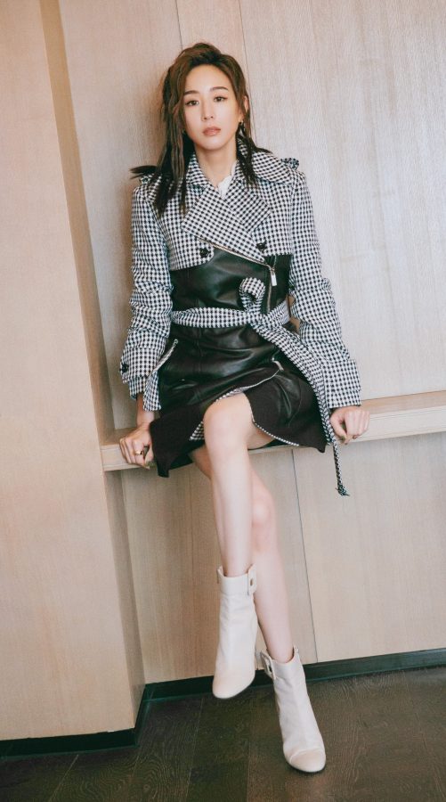 张钧甯坐姿抬起白皙玉腿(1/2)
