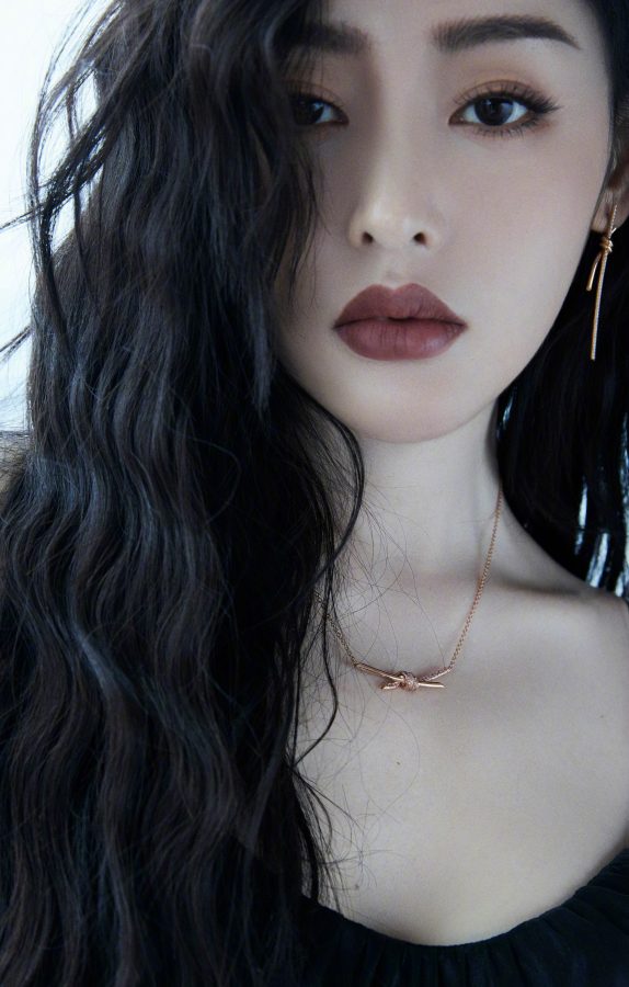女明星张天爱两条大长腿站在窗台上(2/6)