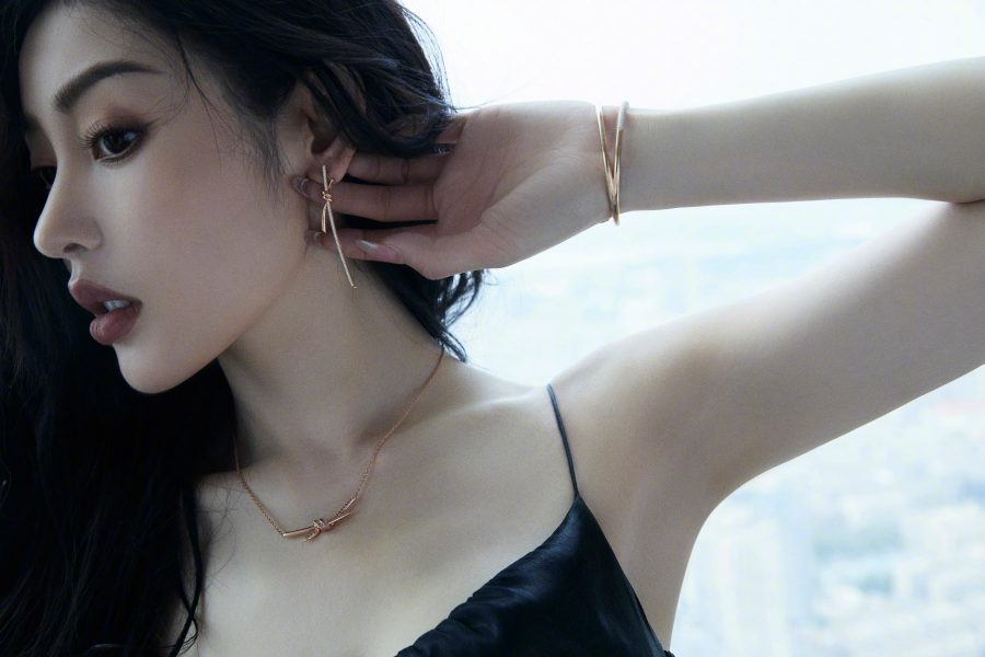 女明星张天爱两条大长腿站在窗台上(4/6)